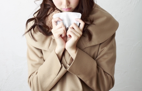 ホッカイロを持つ女性