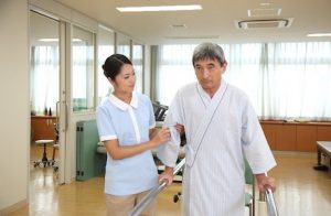 リハビリをする男性