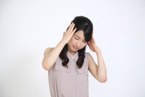 頭を抱える若い女性
