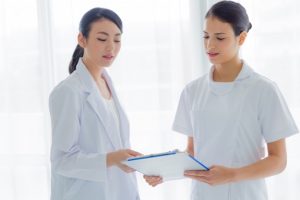 2人の看護師