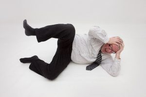 頭を抱える男性