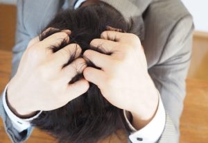 頭を抱える男性
