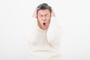 頭を抱える男性