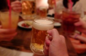 ビールジョッキを持つ手