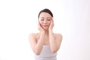 お肌を気にする女性