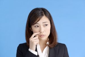 鼻を掻く女性