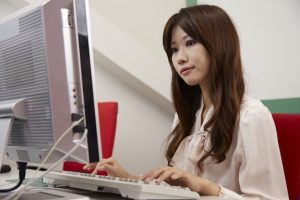 オフィスで働く女性