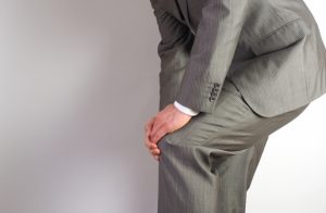 関節痛の男性