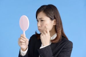 鏡を見る女性