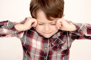 頭を抑える子ども