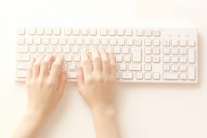 キーボードを打つ手