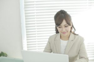 オフィスで働く女性