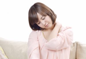 首がこる