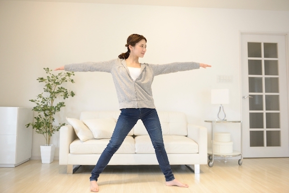 ストレッチをする女性