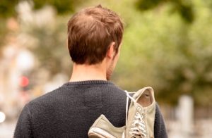 男性の後ろ姿