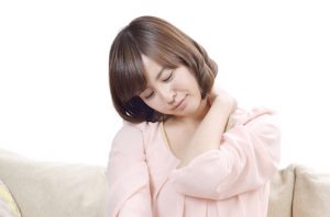 首に手をやる女性