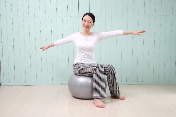 バランスボールに乗った女性
