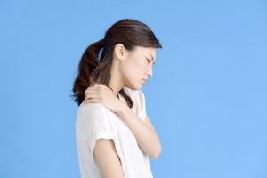 首に手を置く女性