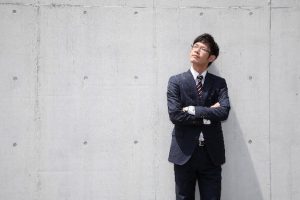 上を見上げる男性