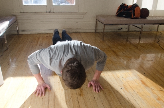 腕立て伏せをする男性