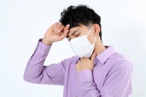 マスクをする男性