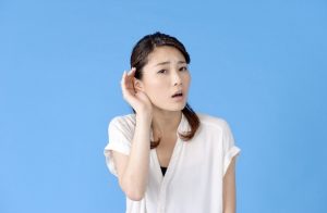 耳を傾げる女性