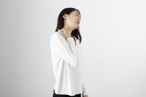 肩こりする女性